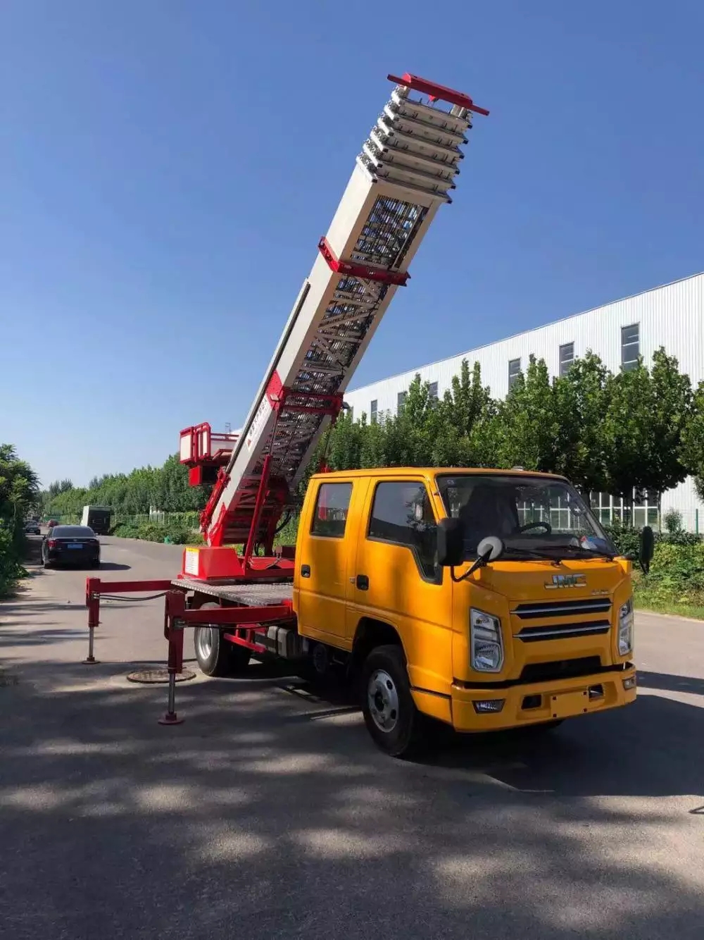 新都附近的云梯车出租服务：轻松解决高空作业需求