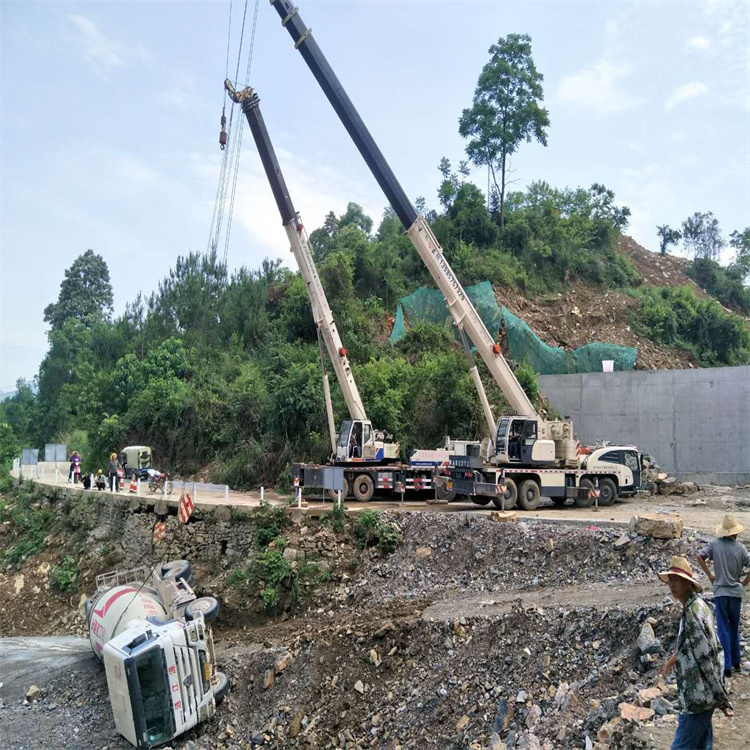 新都汽车掉沟里叫吊车救援要多少钱
